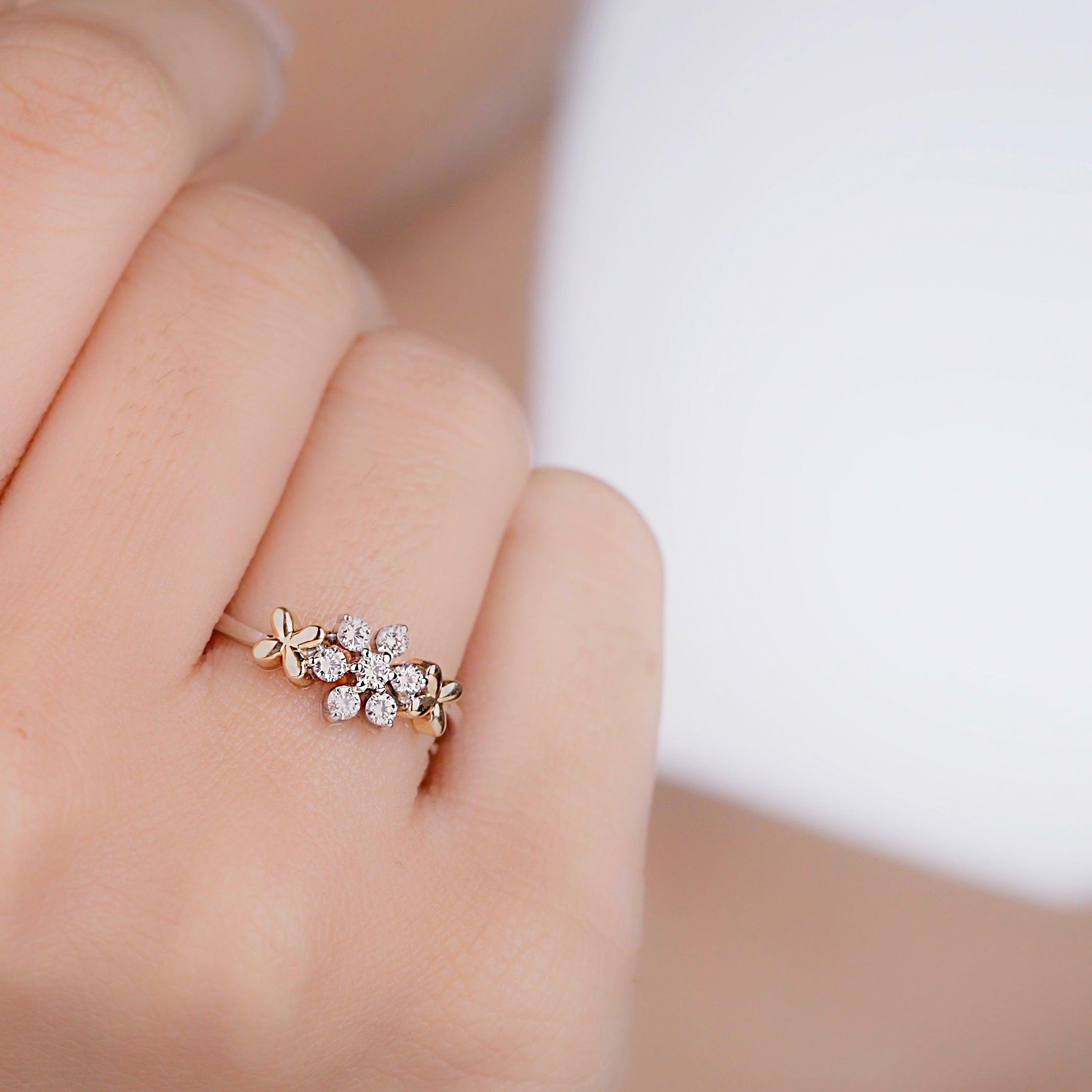 Close-up of a lab-grown diamond ring for women with sparkling brilliance.
